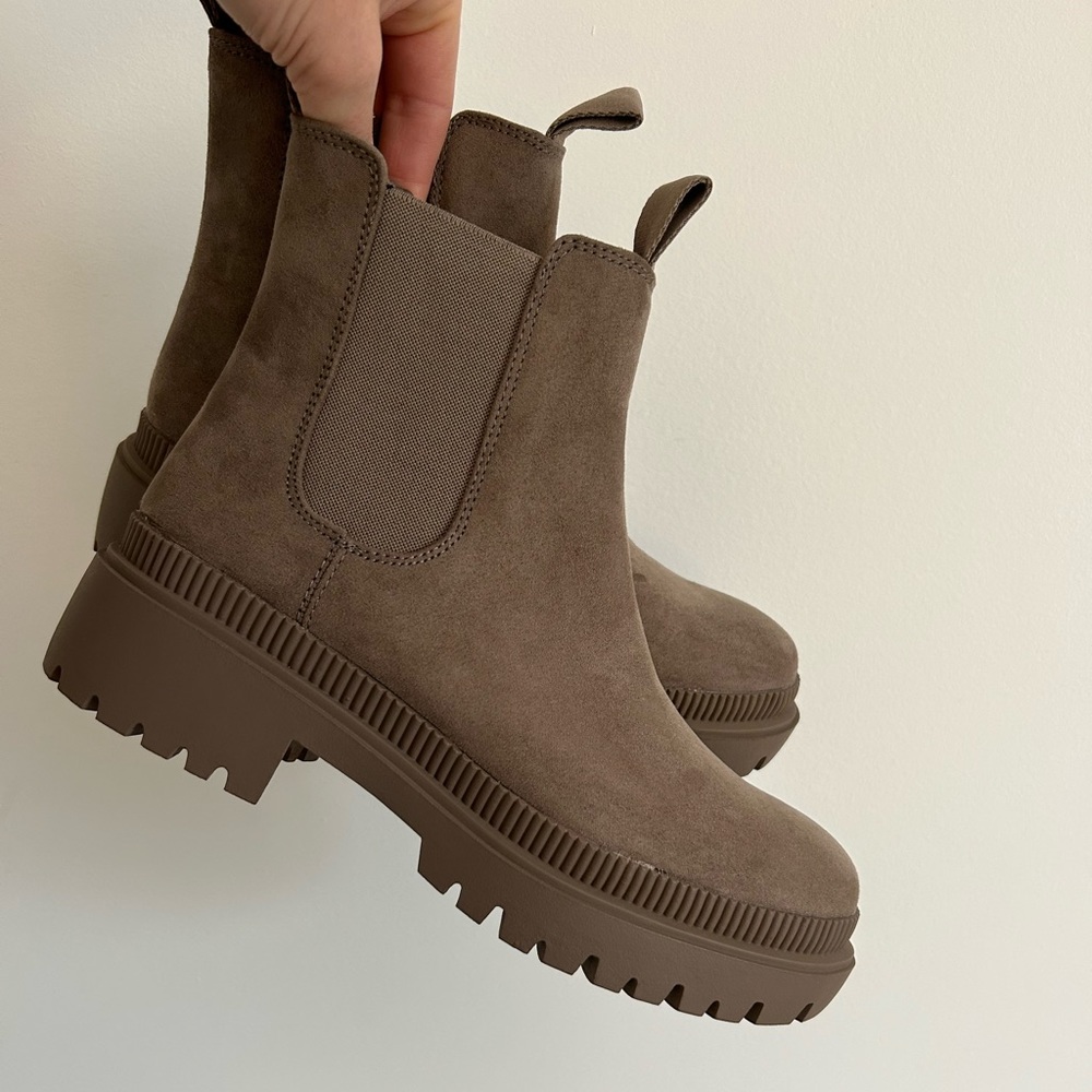 Women’s H&M Chelsea Boots